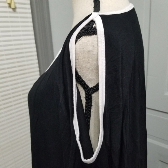 ✨ Cable & Gauge Cold Shoulder Super Soft Swing Tee - Picture 2 of 8